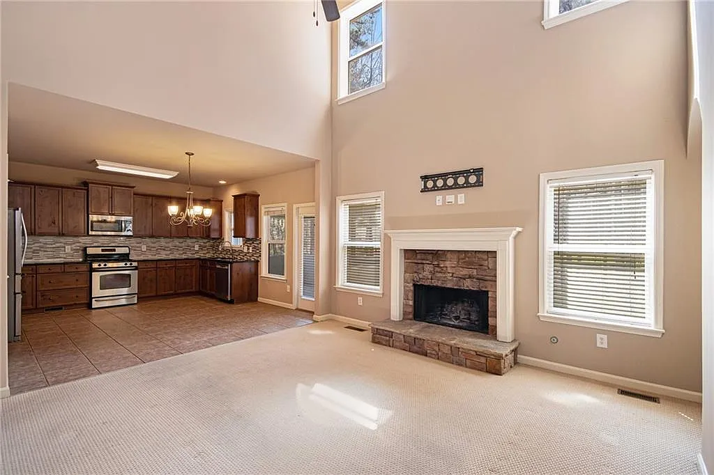 6 bed, 3.5 bath, 3756 sqft, $3,200 — Photo 3
