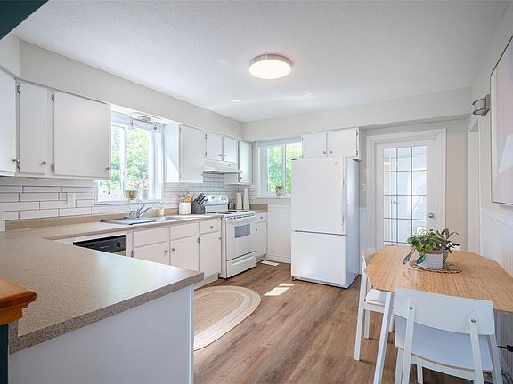 3rd image of 4565 Lathom Rd