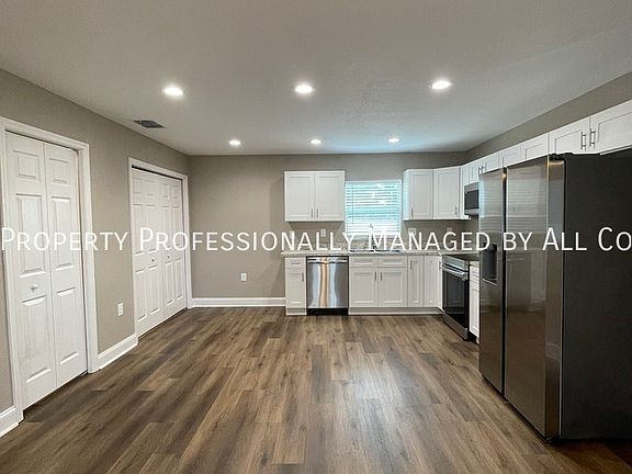 2nd image of 1106 N Vermont Ave