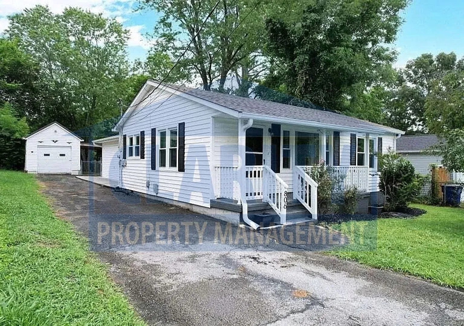 Beautiful four bedroom home in Downtown Cleveland! — Photo 1