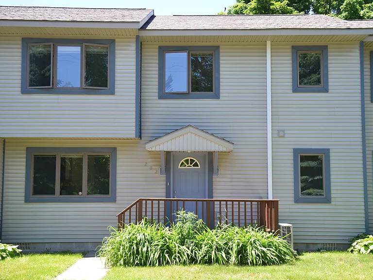 202 S Maple Ave — Photo 1