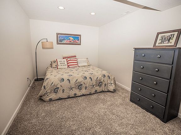 Large basement bedroom 