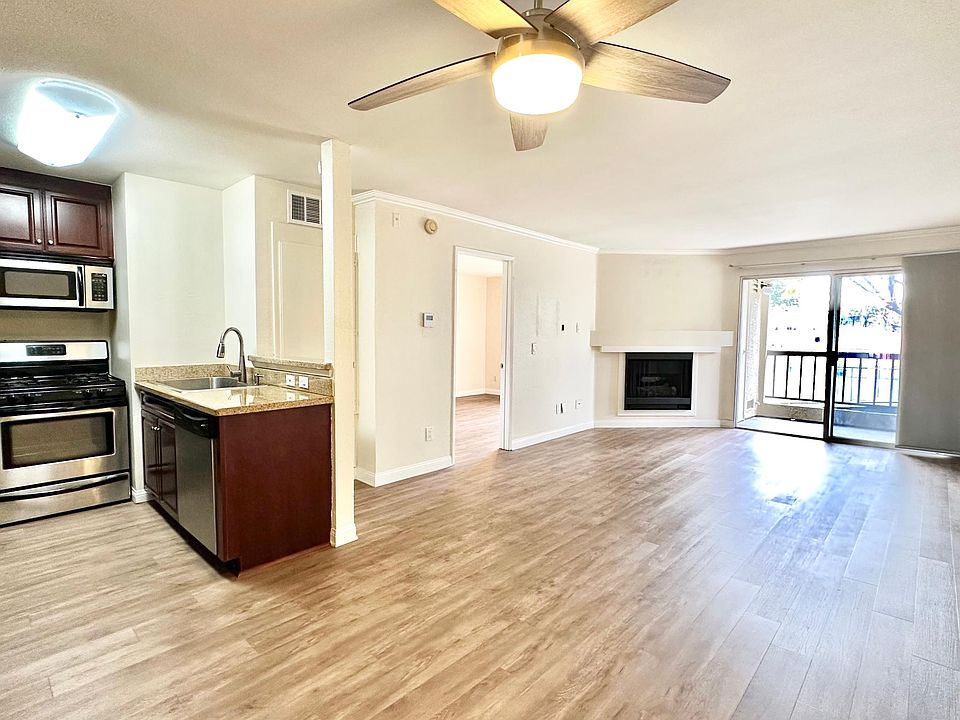 1st image of 5520 Owensmouth Ave APT 220