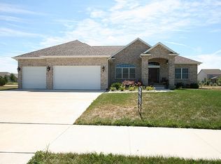 1249 Talon Ln, Forsyth, IL 62535