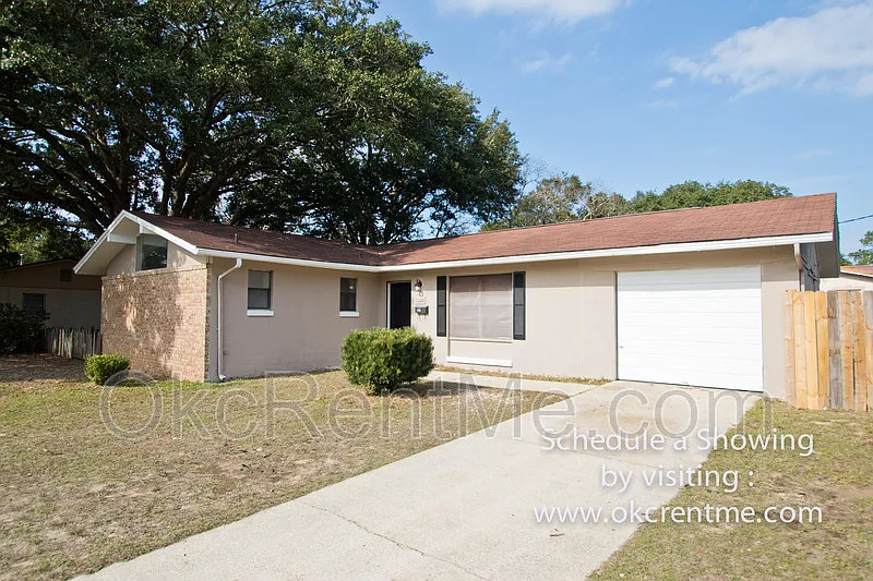 3 bed, 1.5 bath, 1376 sqft, $1,695 — Photo 1