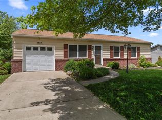 1027 Dauphine Ln, Ballwin, MO 63011