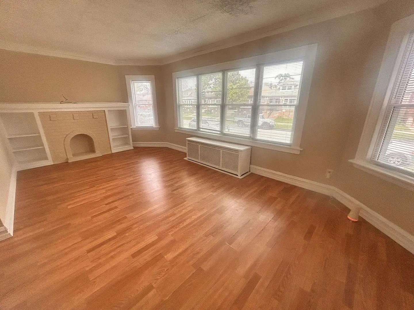 Spacious 4-Bedroom Brick Bungalow with Bonus Room — Photo 4