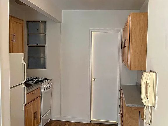 5th image of 215 E 89th St APT 2D
