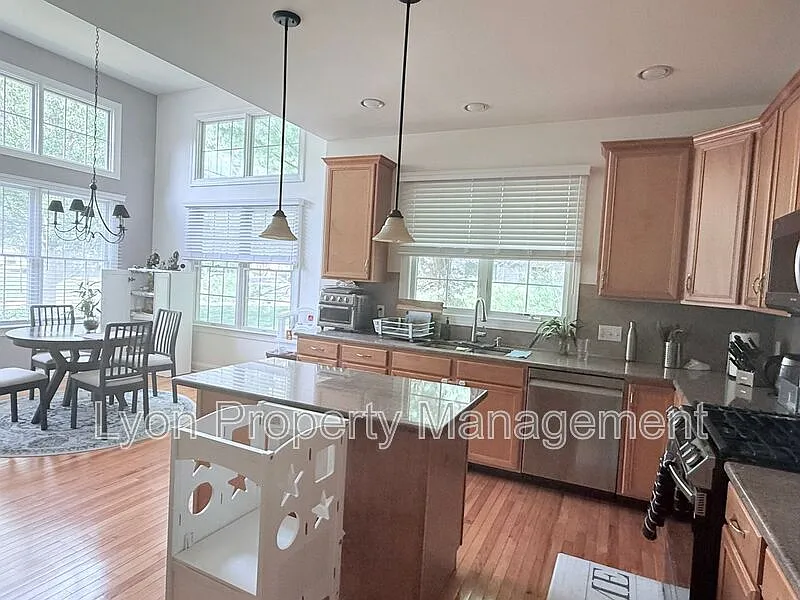 3 bed, 2.5 bath, 2250 sqft, $4,395 — Photo 4