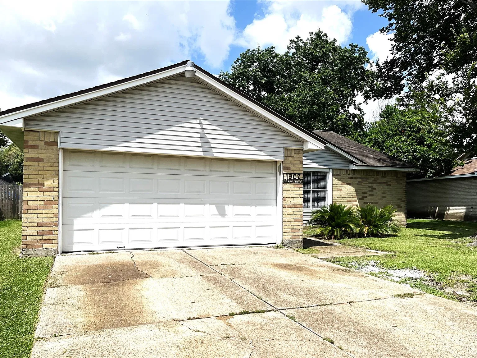 3 bed, 2.0 bath, 1321 sqft, $1,750 — Photo 2