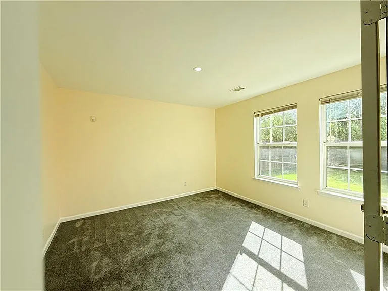 893 Hawthorn Ln — Photo 10