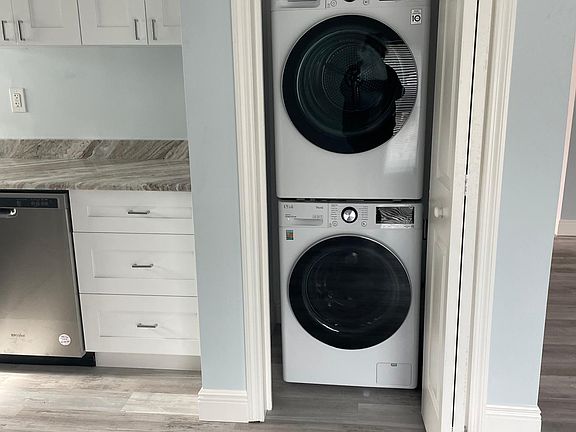 5th image of 310 SE Denver Ave #2