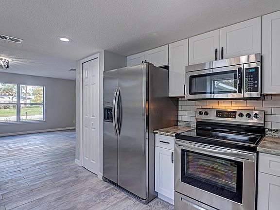 4th image of 3338 Jupiter Blvd SE