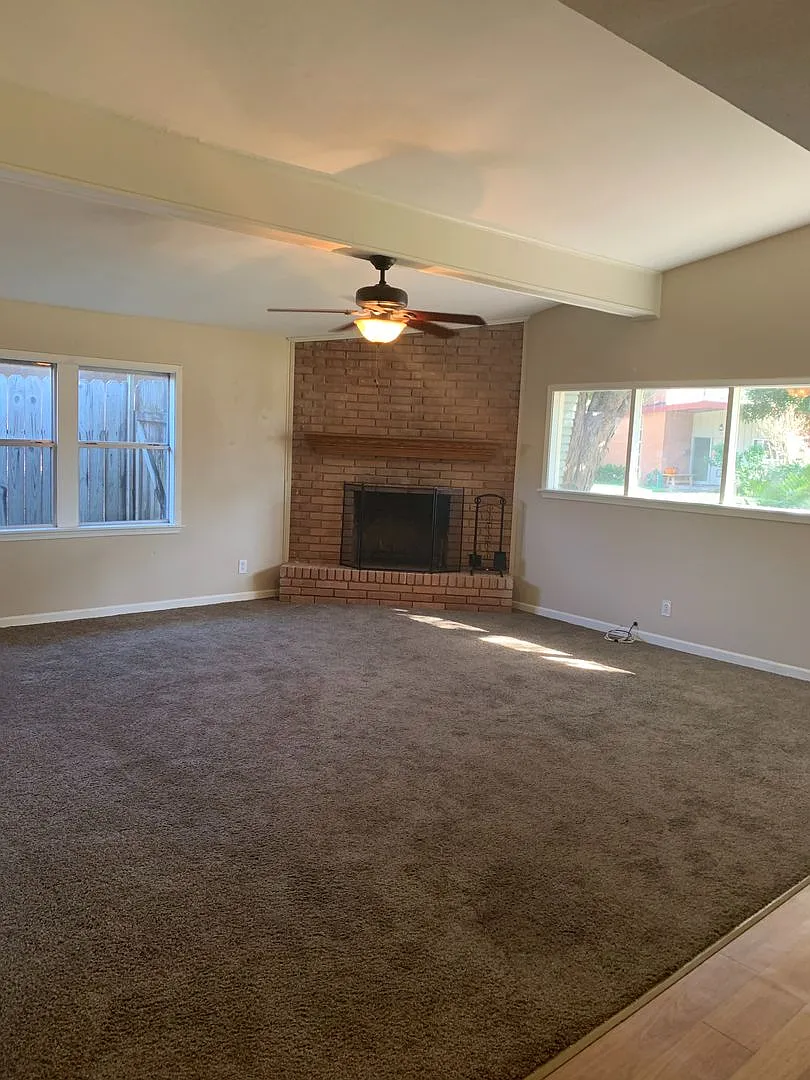 Lovely ranch style property with an inground pool — Photo 3