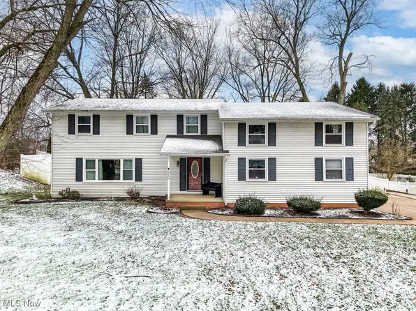 2206 Hunting Valley St NW, North Canton, OH 44720