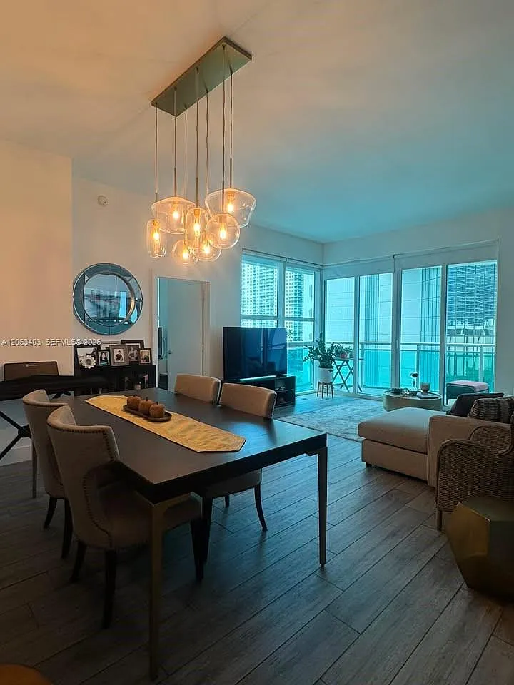 2 bed, 2.5 bath, 1289 sqft, $4,500 — Photo 2