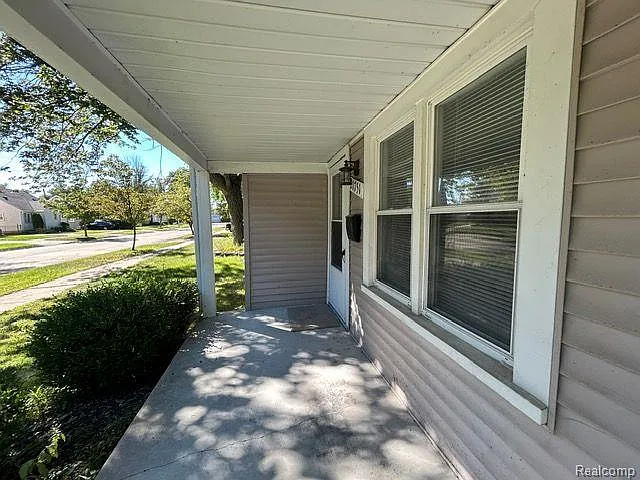 3 bed, 1.0 bath, 932 sqft, $1,600 — Photo 3
