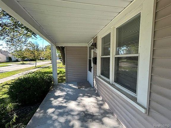 3rd image of 21751 Roslyn Rd