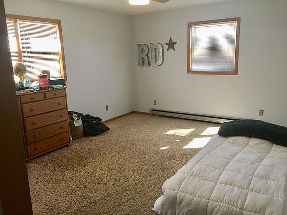 Large bedroom, two closets 