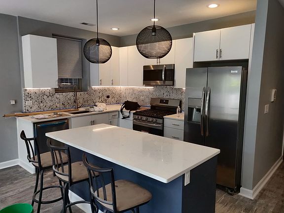 2nd image of 2054 W Division St APT G