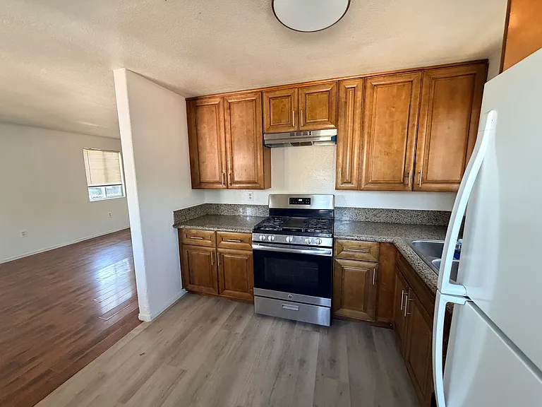 2120 N Sierra Way — Photo 4