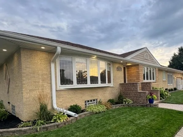 7365 W Lee St, Niles, IL 60714