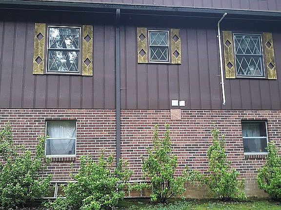 2nd image of 300 Greenbriar Ln