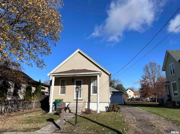 585 E 2nd St, Galesburg, IL 61401