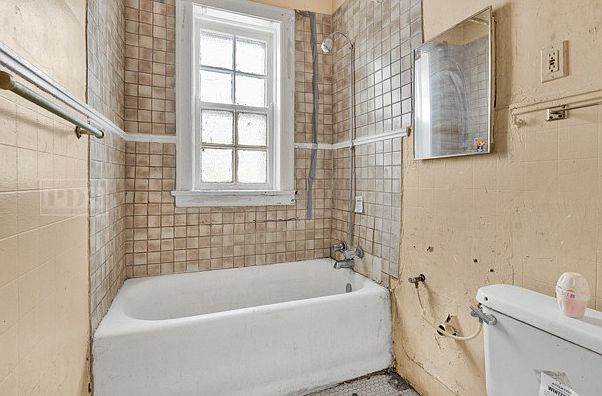 1st image of 1020 W 68th St