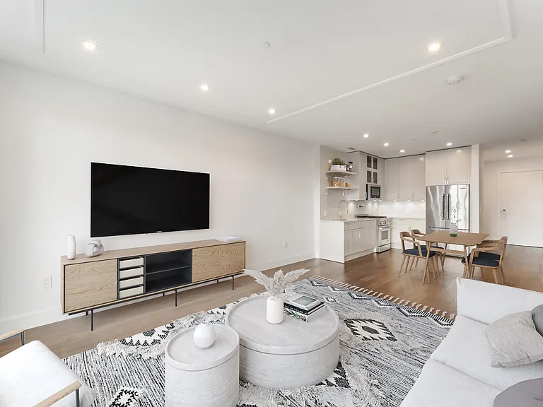 372 9th Luxury Rentals — Photo 37