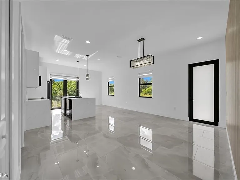 711 Roma Ave S — Photo 13
