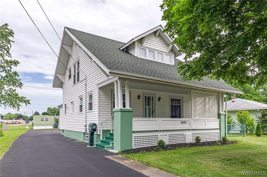 2605 Main St photo 1
