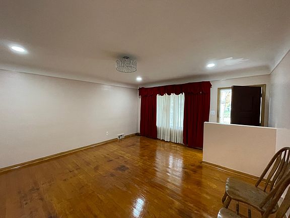 4th image of 27115 La Rose Dr