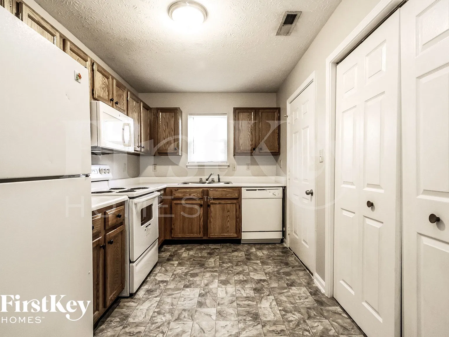 3 bed, 2.0 bath, 1047 sqft, $1,740 — Photo 4