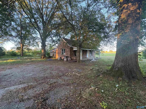 1333 Honeysuckle Ln, Town Creek, AL 35672