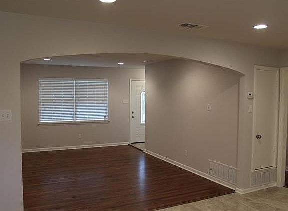 2nd image of 2526 Bentley Ave