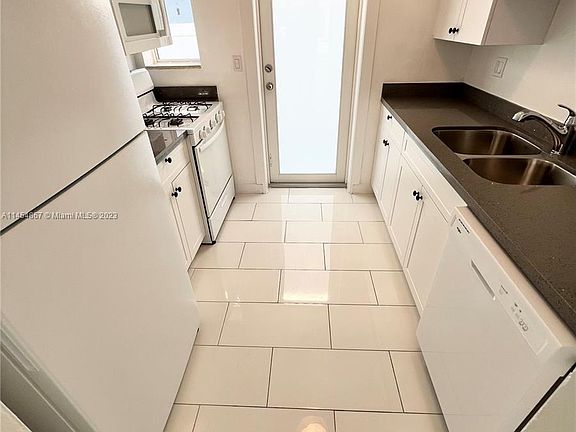 4th image of 301 S Shore Dr #1