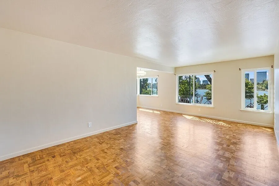 2208 Lakeshore Ave — Photo 3