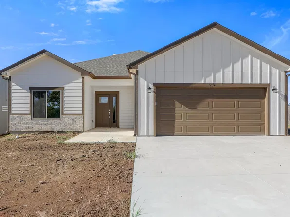 1734 Sutter Woods Rd, Junction City, KS 66441