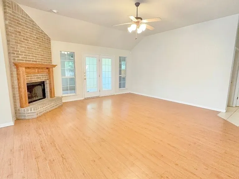 2032 Stonehenge Dr — Photo 4