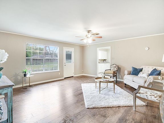 5th image of 302 Leonie St