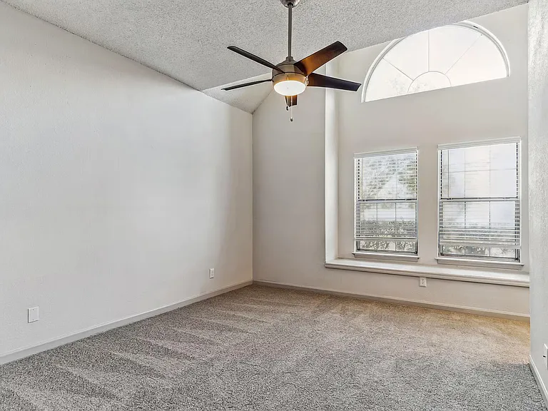 Summerlake Apartments — Photo 8
