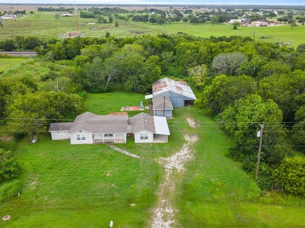 1409 W Main St, Edna, TX 77957