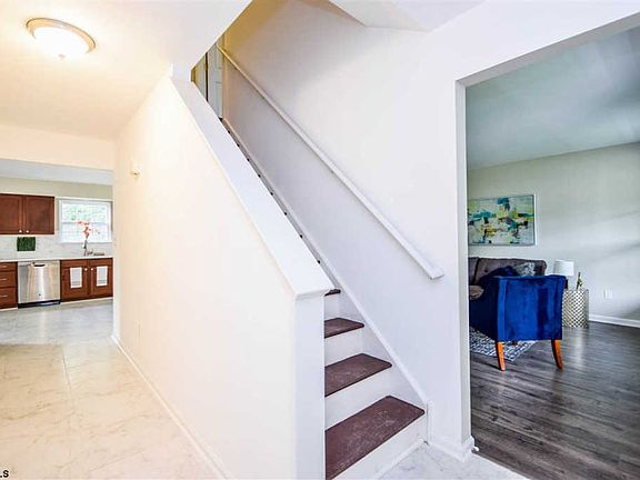 4th image of 301 S Xanthus Ave