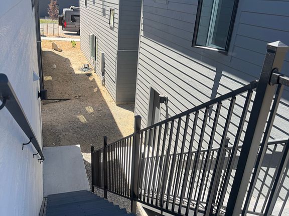 5th image of 385 Walsh St #A