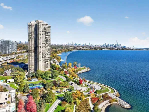 1 Palace Pier Ct #2210, Etobicoke, ON M8V 3W9