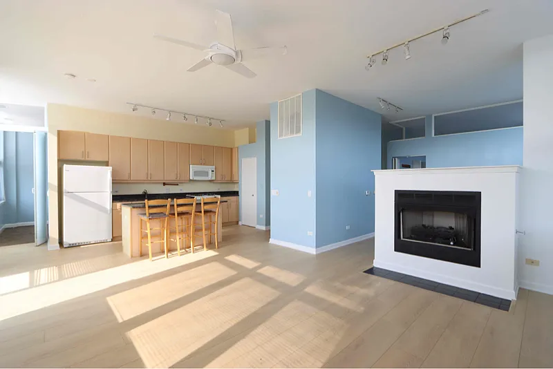 Building Photo - 15 S Throop St #401