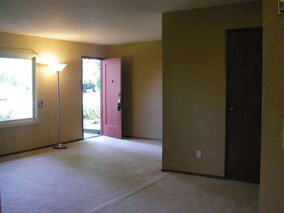 5th image of 302 W Illinois St