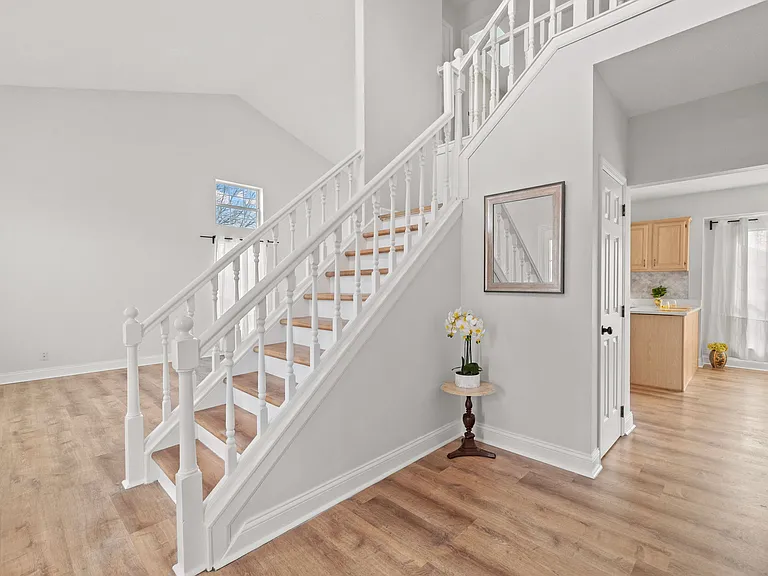 21 Goldersgreen Dr — Photo 5