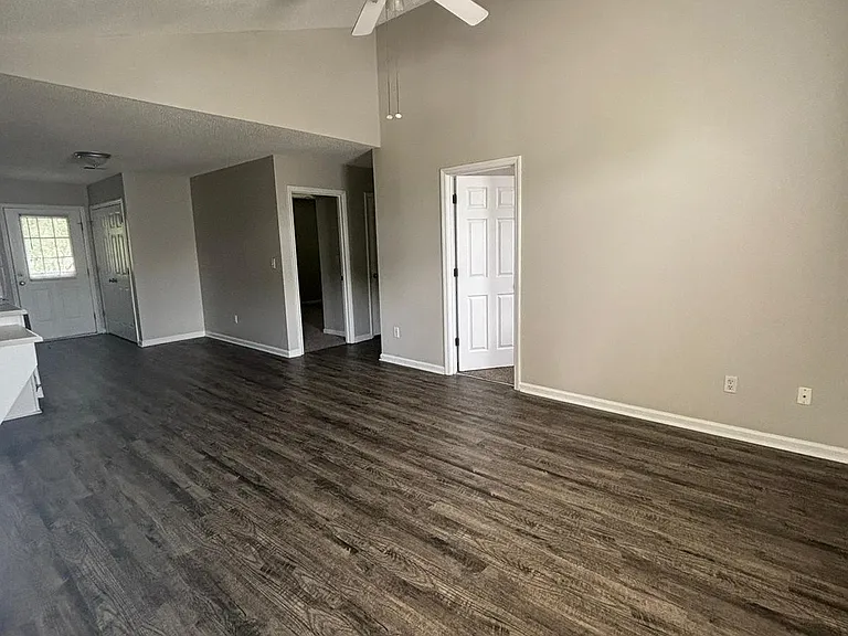 Georgetowne Apartments — Photo 15